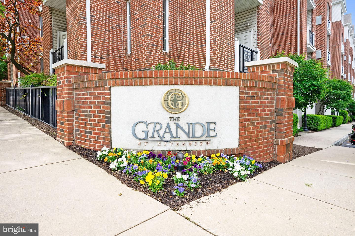 THE GRANDE AT RIVERVIEW - Residential