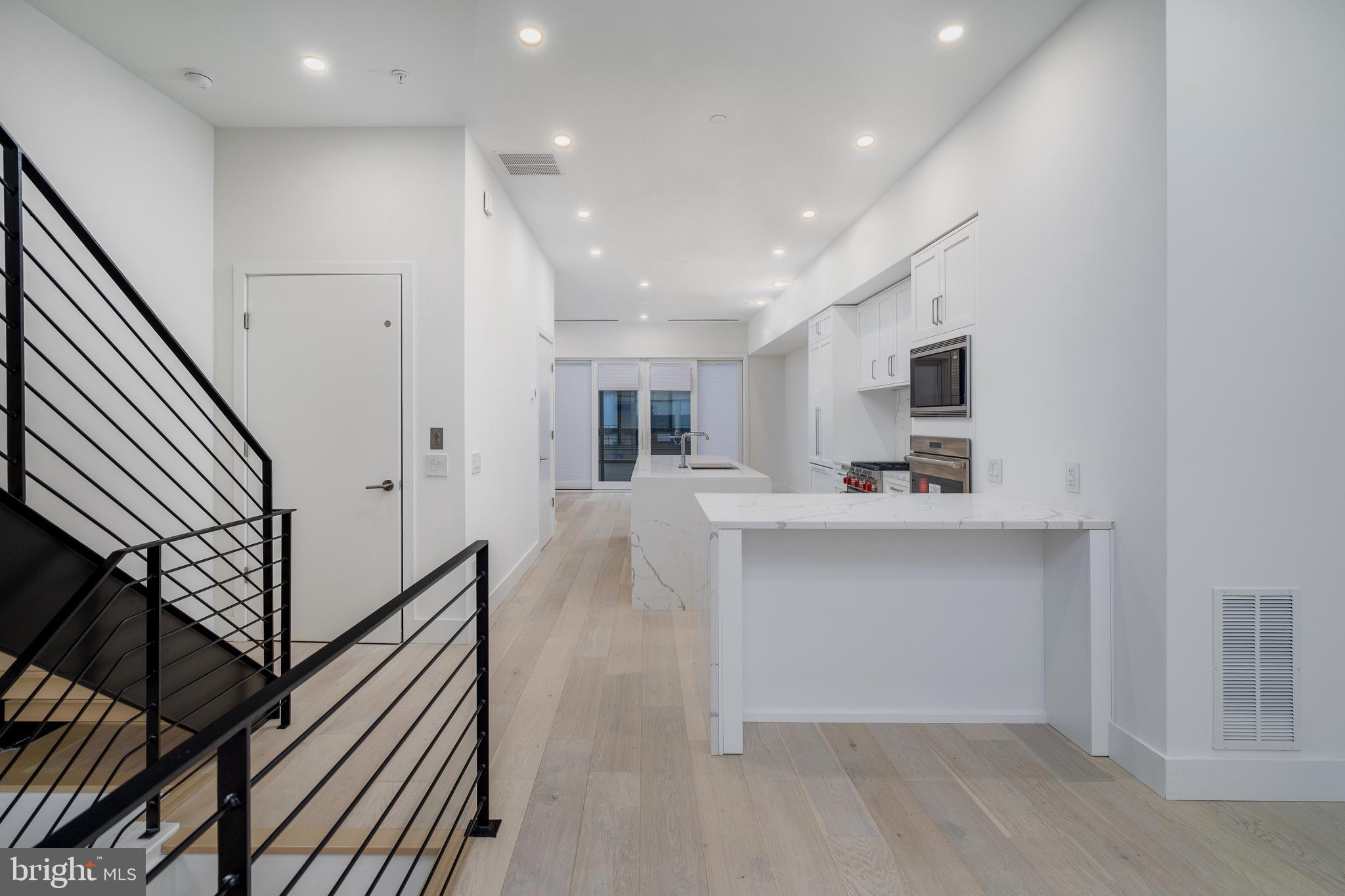 LOGAN SQUARE - Residential
