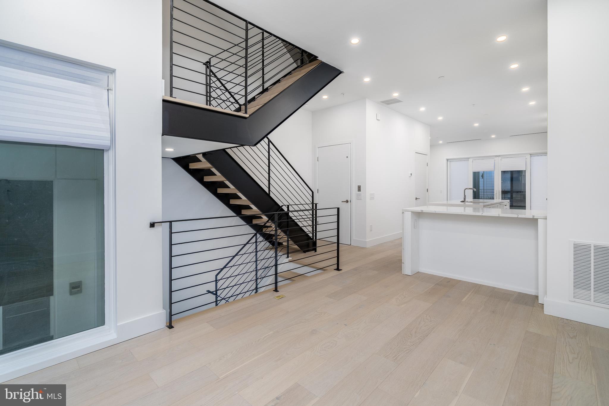 LOGAN SQUARE - Residential