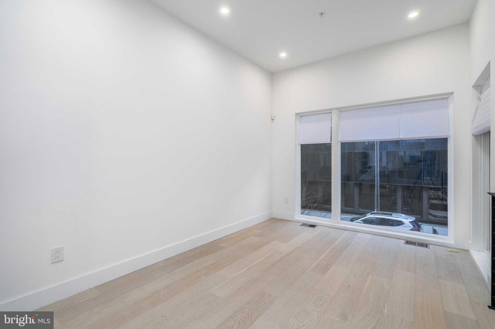 LOGAN SQUARE - Residential