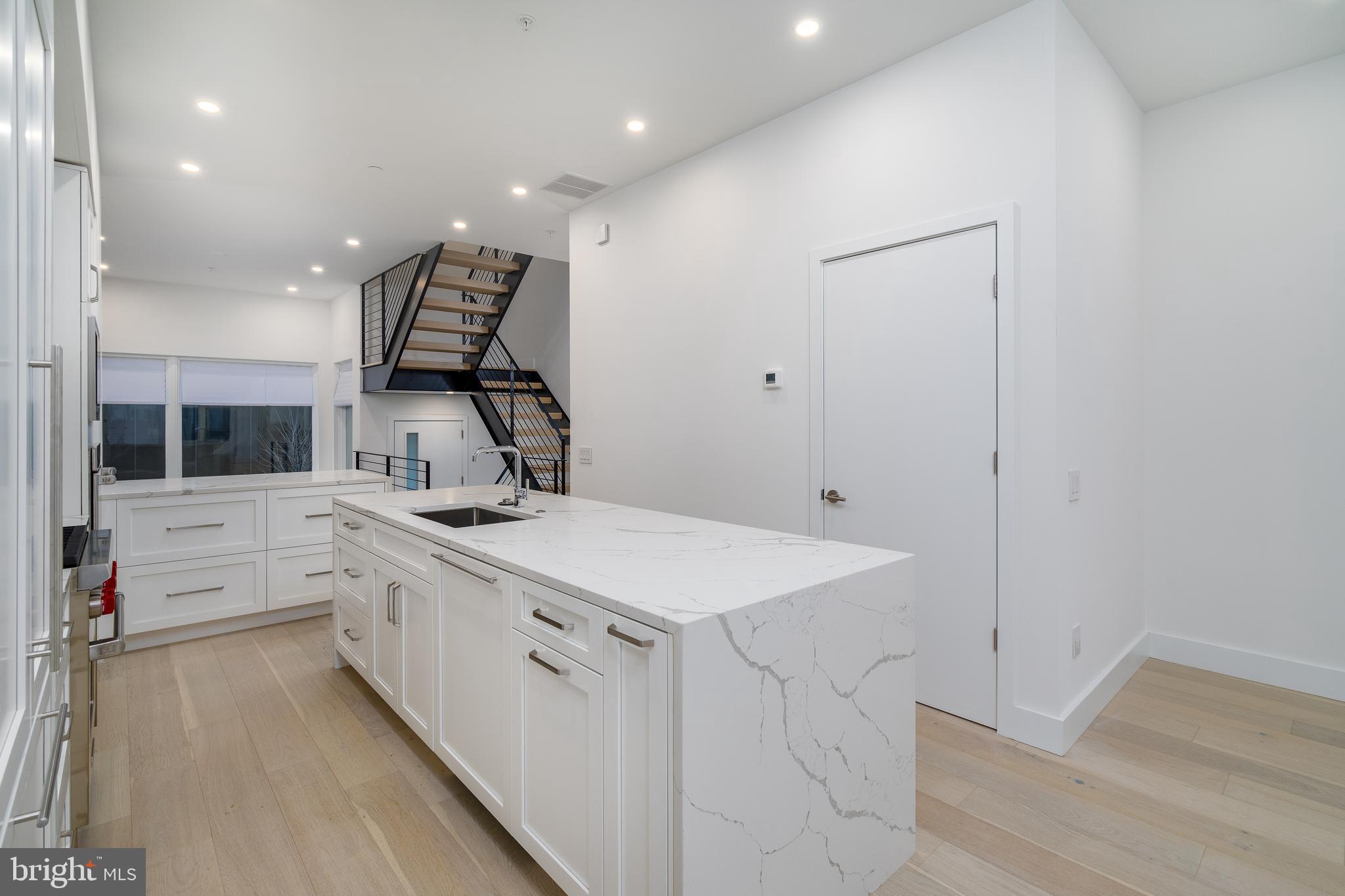 LOGAN SQUARE - Residential