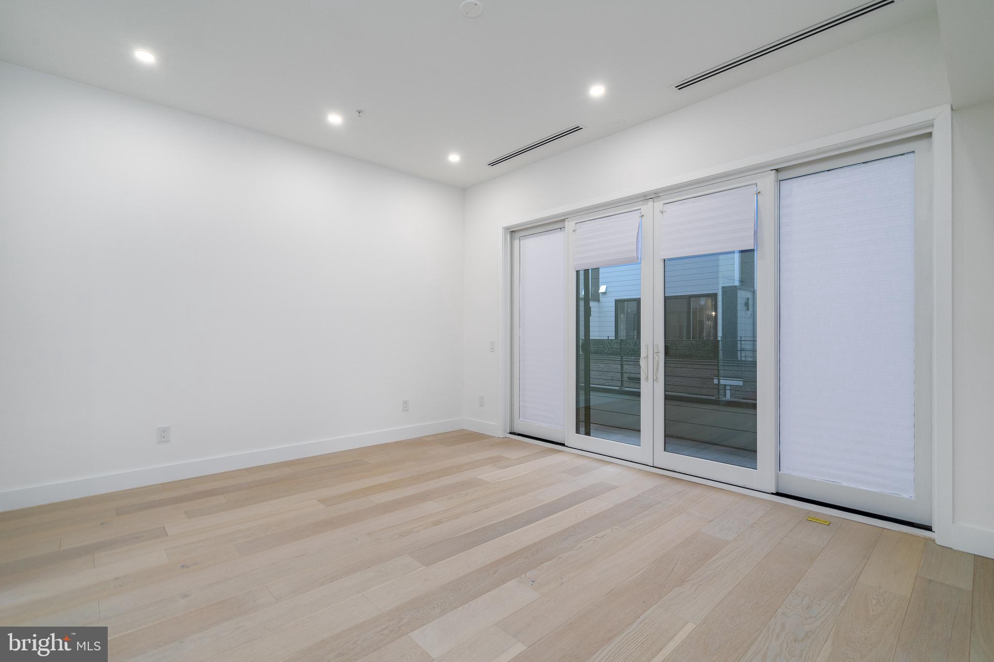 LOGAN SQUARE - Residential