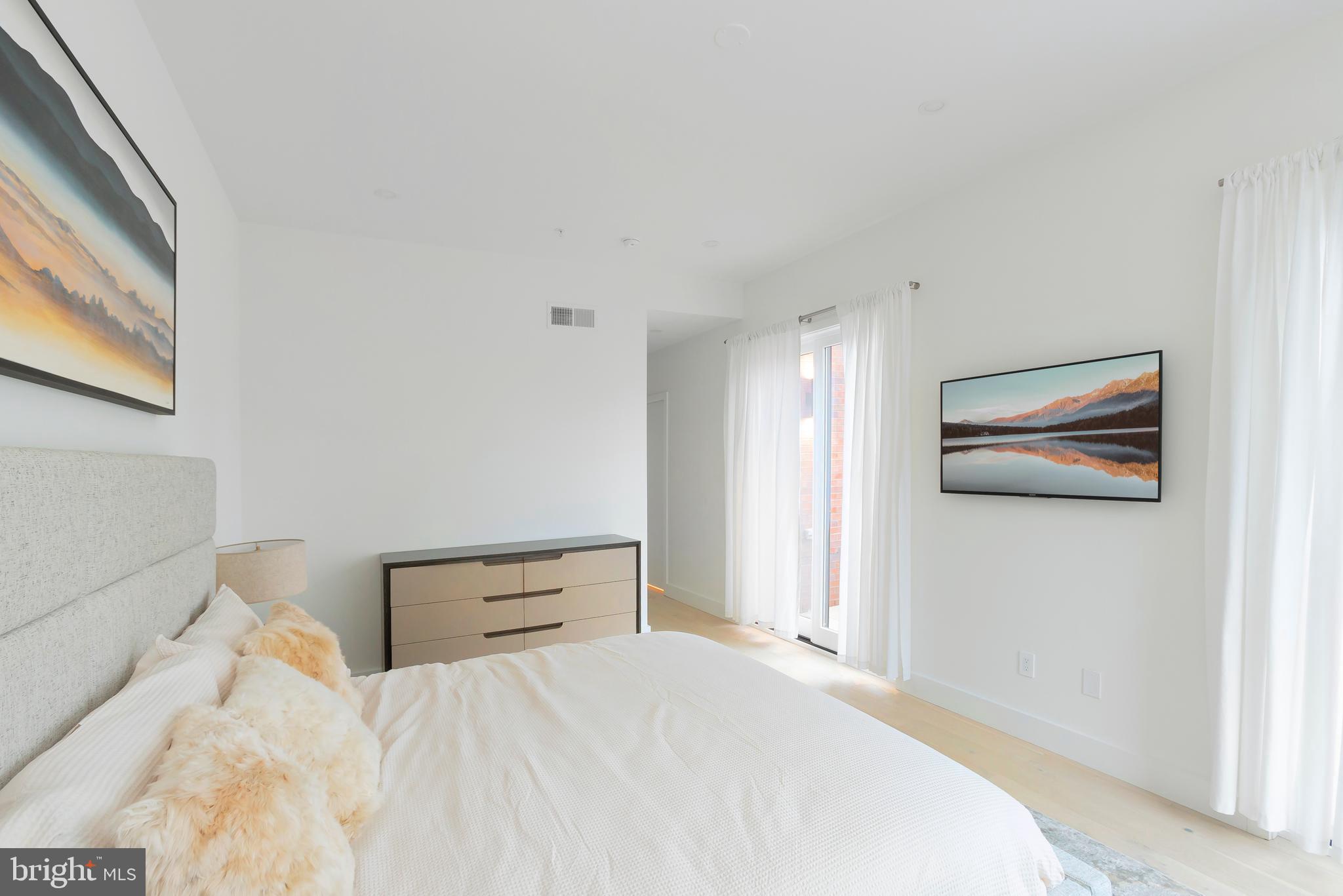 LOGAN SQUARE - Residential