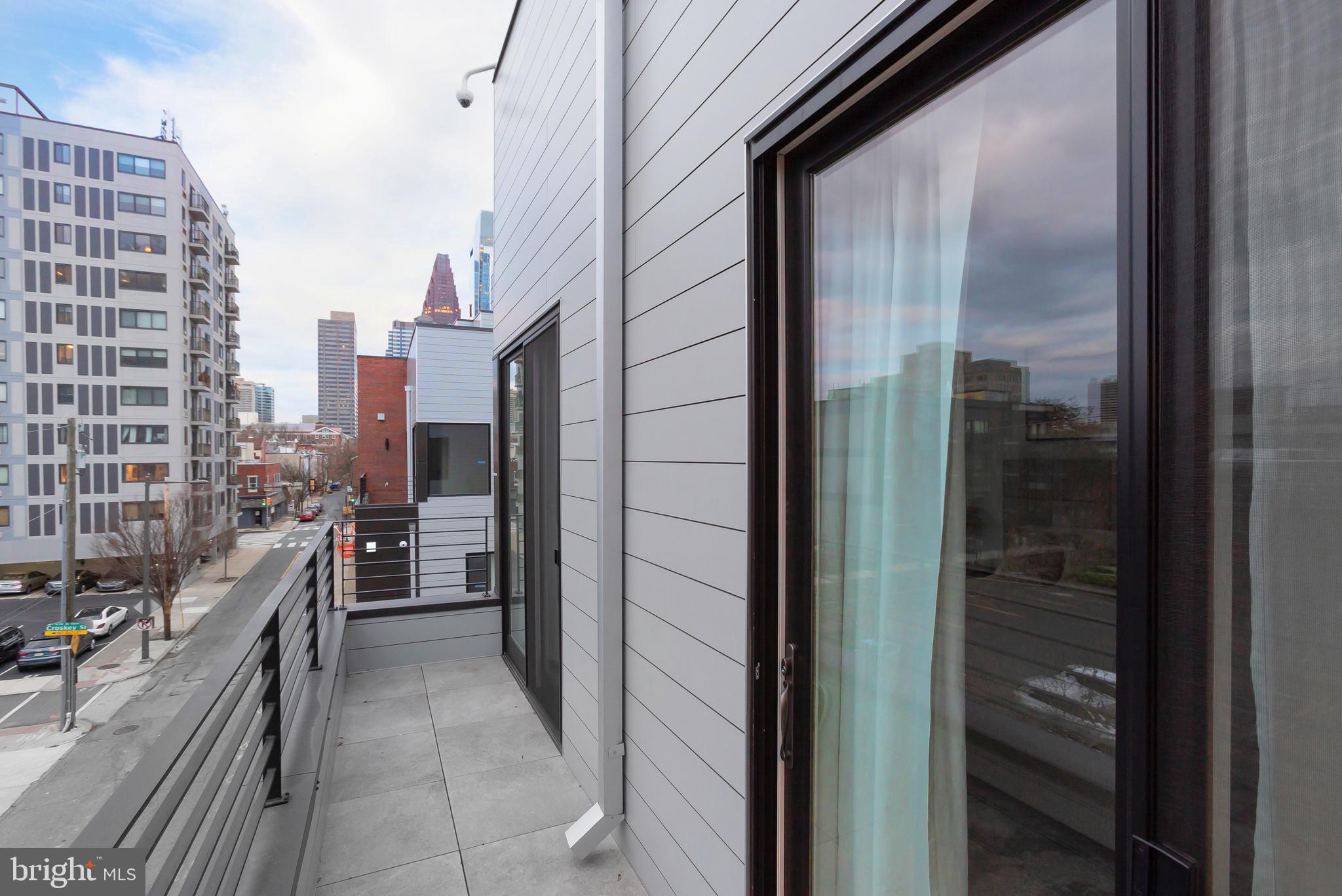 LOGAN SQUARE - Residential