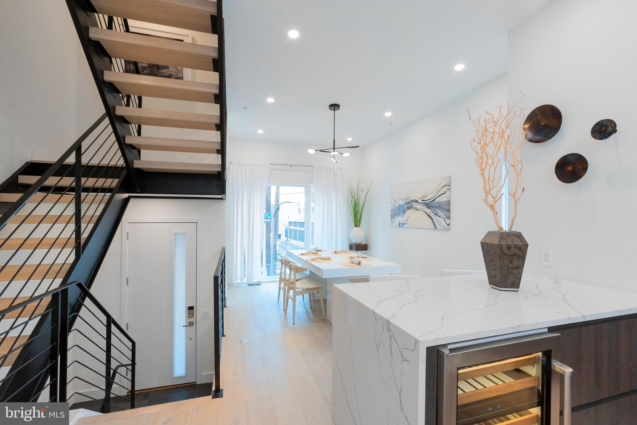 LOGAN SQUARE - Residential