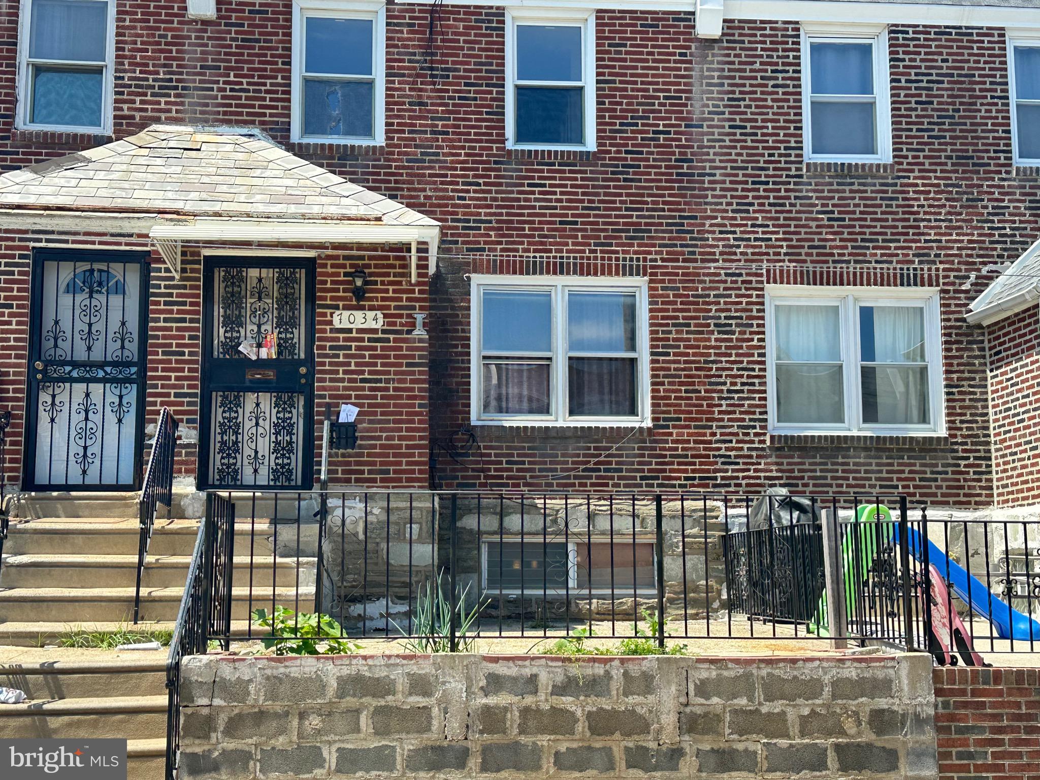 Two story row home, Nice hardwood floor through 1st and 2nd floor. Finished basement. Close to supermarket, schools, and public transportation. Easy to show.