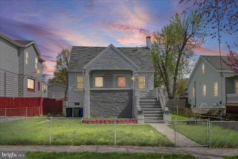 Photo of 2910 Berwick Avenue, BALTIMORE, MD 21234 (MLS # MDBA2210564)