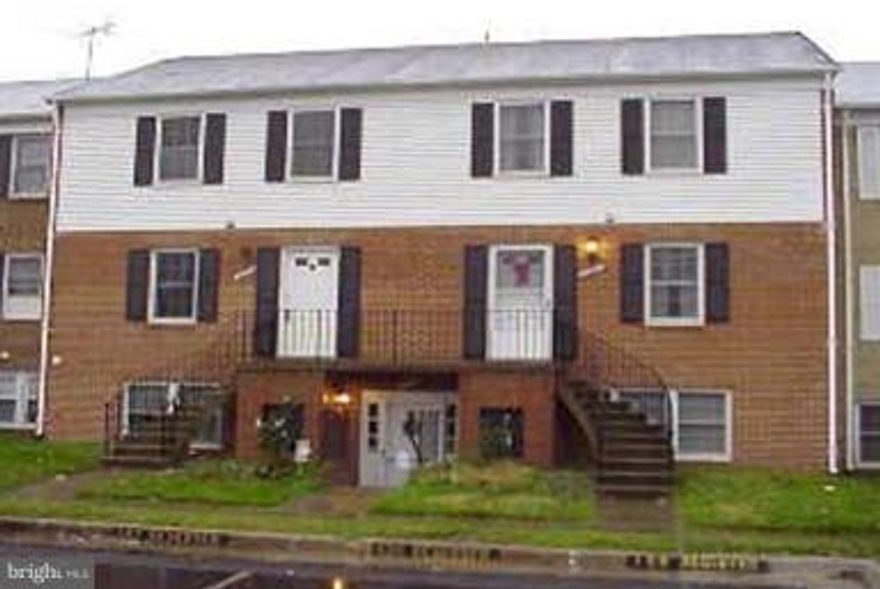 A must see. This immaculate gently lived in 2 levels condo 3 BR 1.5 BA. Tons of upgrades incl. a newly stove, dishwasher, carpet, floor in kitchen, bathroom, windows, disposer, lighting, storm door, two years slide door to balcony, resurfaced cabinet and countertops. Light and bright place, owners took good care of the house and it is ready for a new owner. Cardinal title = Free Home Warranty.