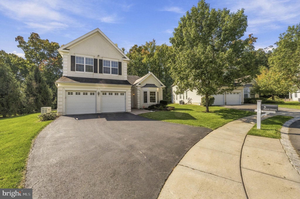 Photo of 5 Ascot Court, KENDALL PARK, NJ 08824 (MLS # NJMX2013466)