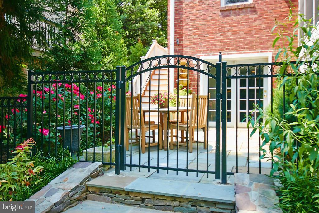 COUNTRY CLUB - Residential