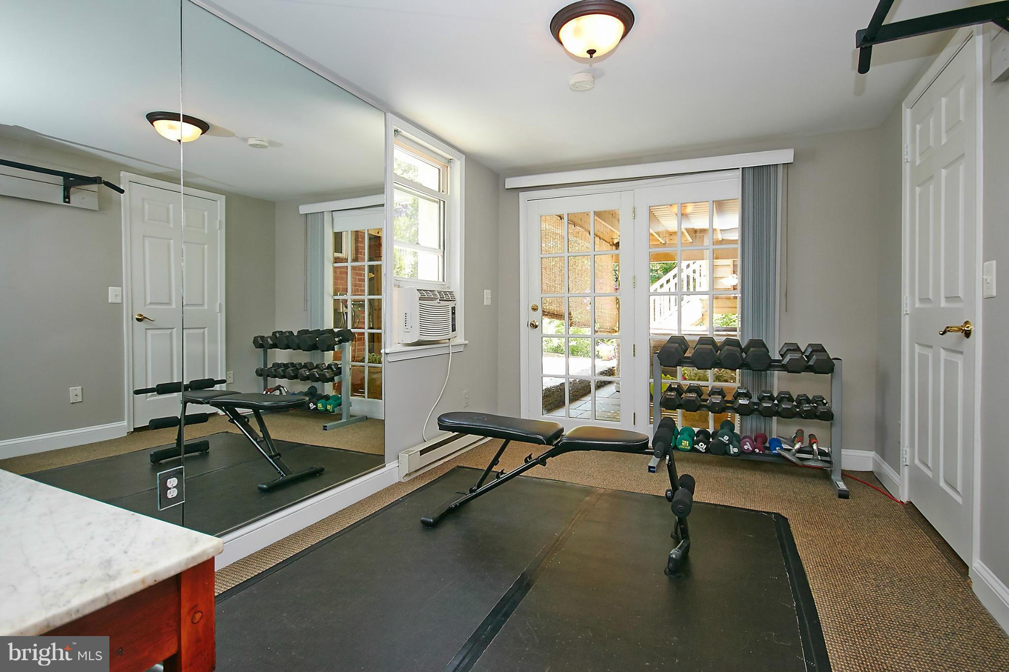 COUNTRY CLUB - Residential