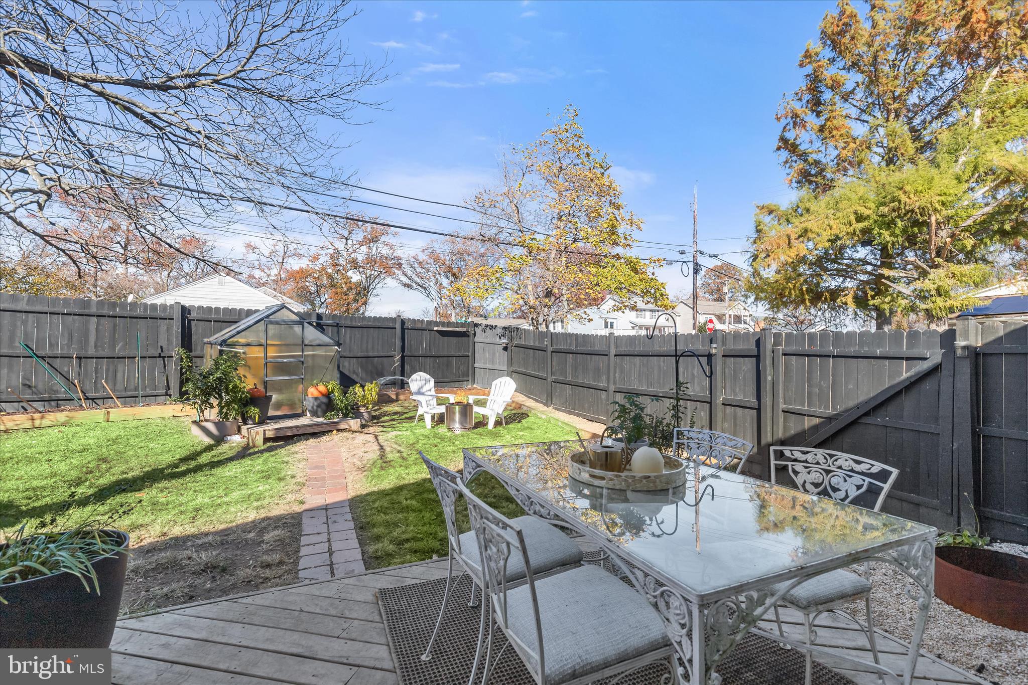 WOODLAND BEACH - Residential