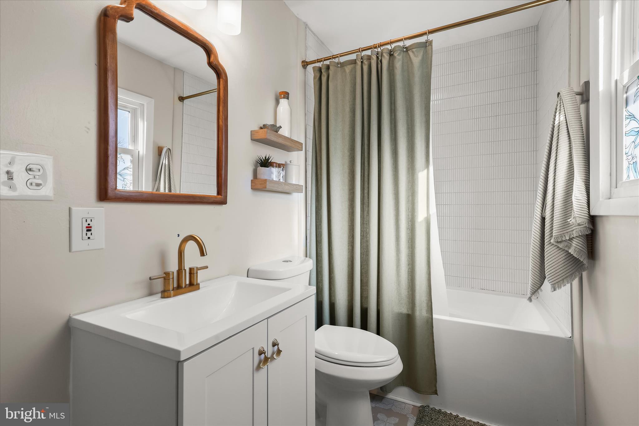 WOODLAND BEACH - Residential