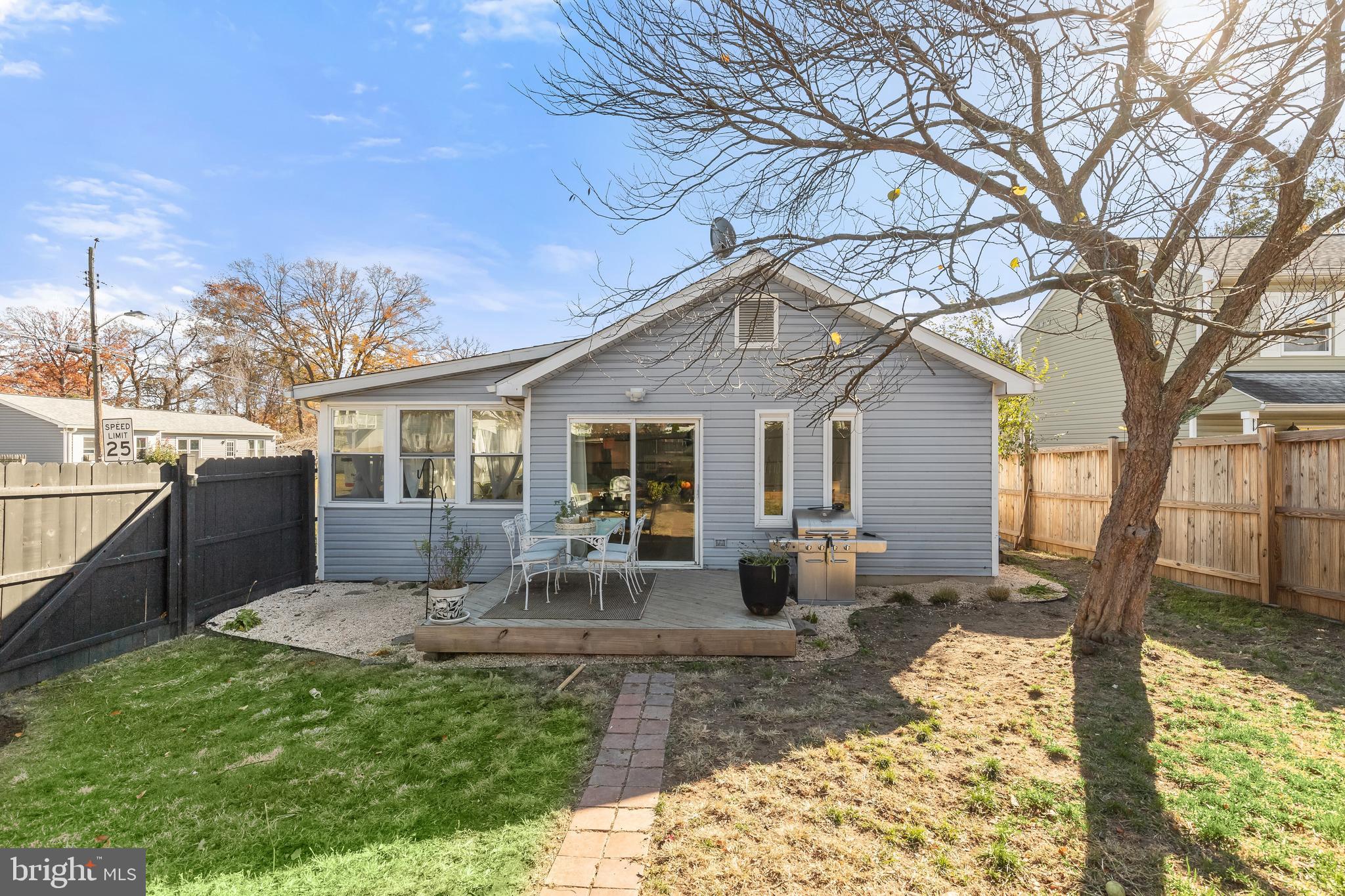 WOODLAND BEACH - Residential