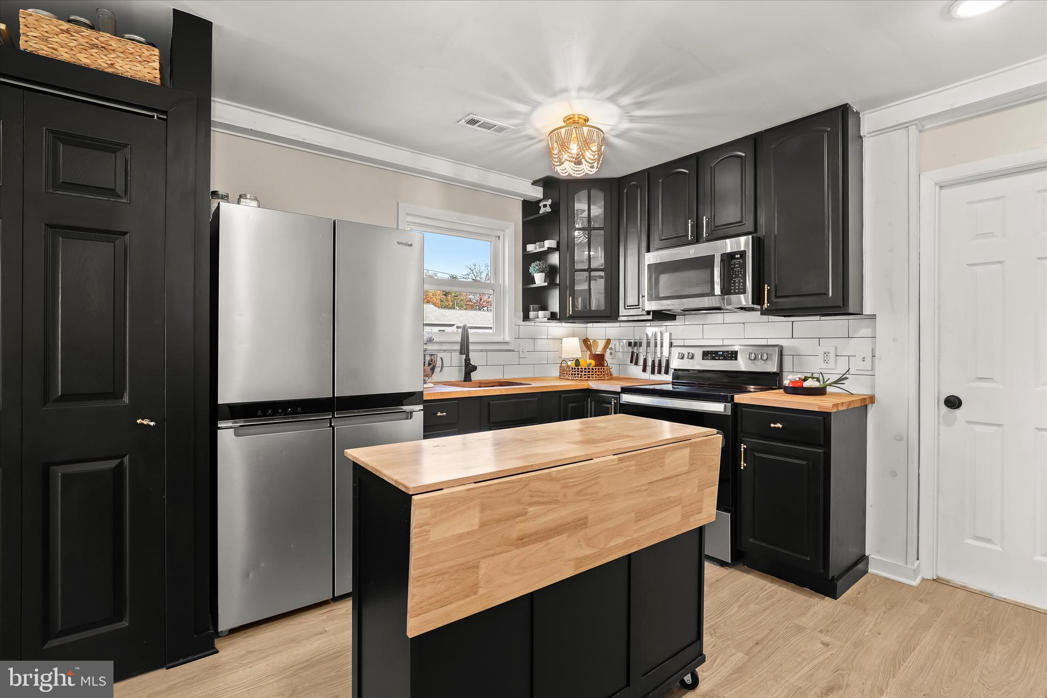 WOODLAND BEACH - Residential