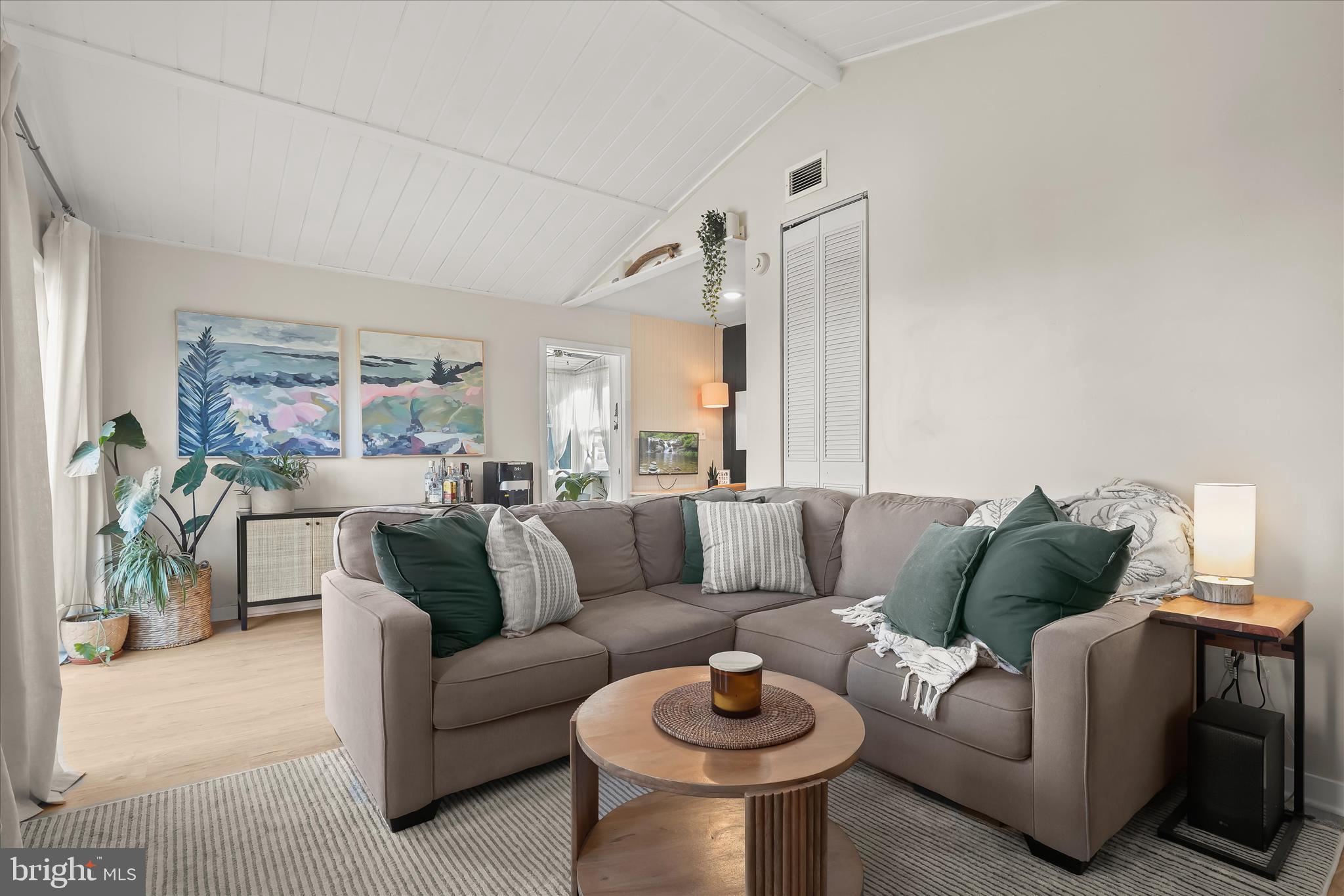 WOODLAND BEACH - Residential