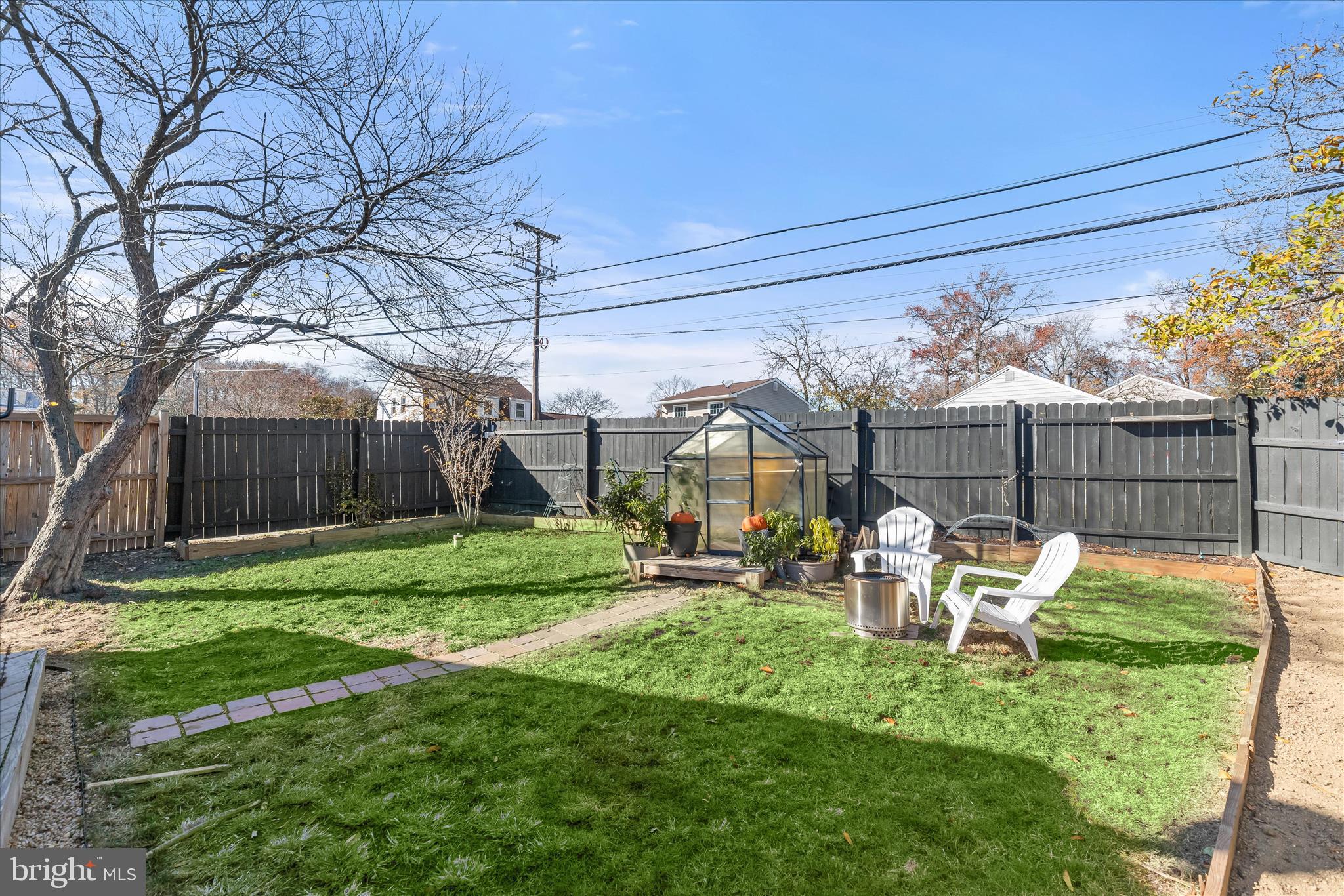 WOODLAND BEACH - Residential