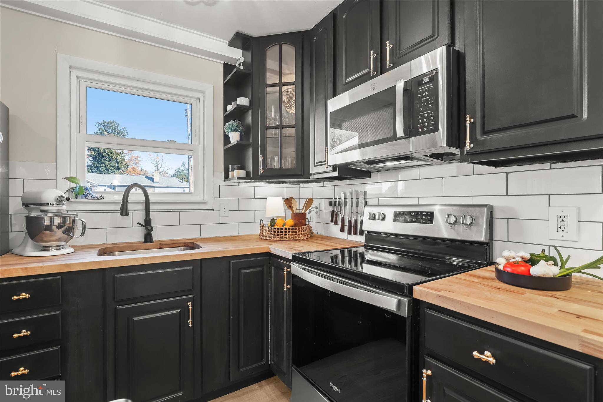 WOODLAND BEACH - Residential