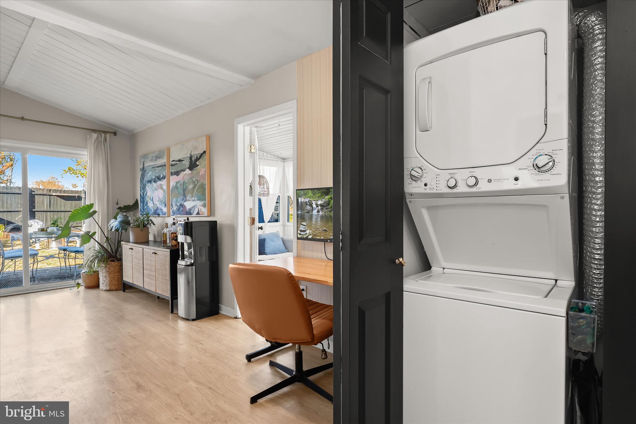 WOODLAND BEACH - Residential