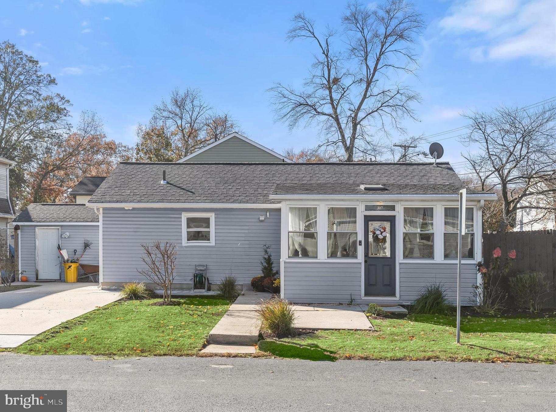 WOODLAND BEACH - Residential