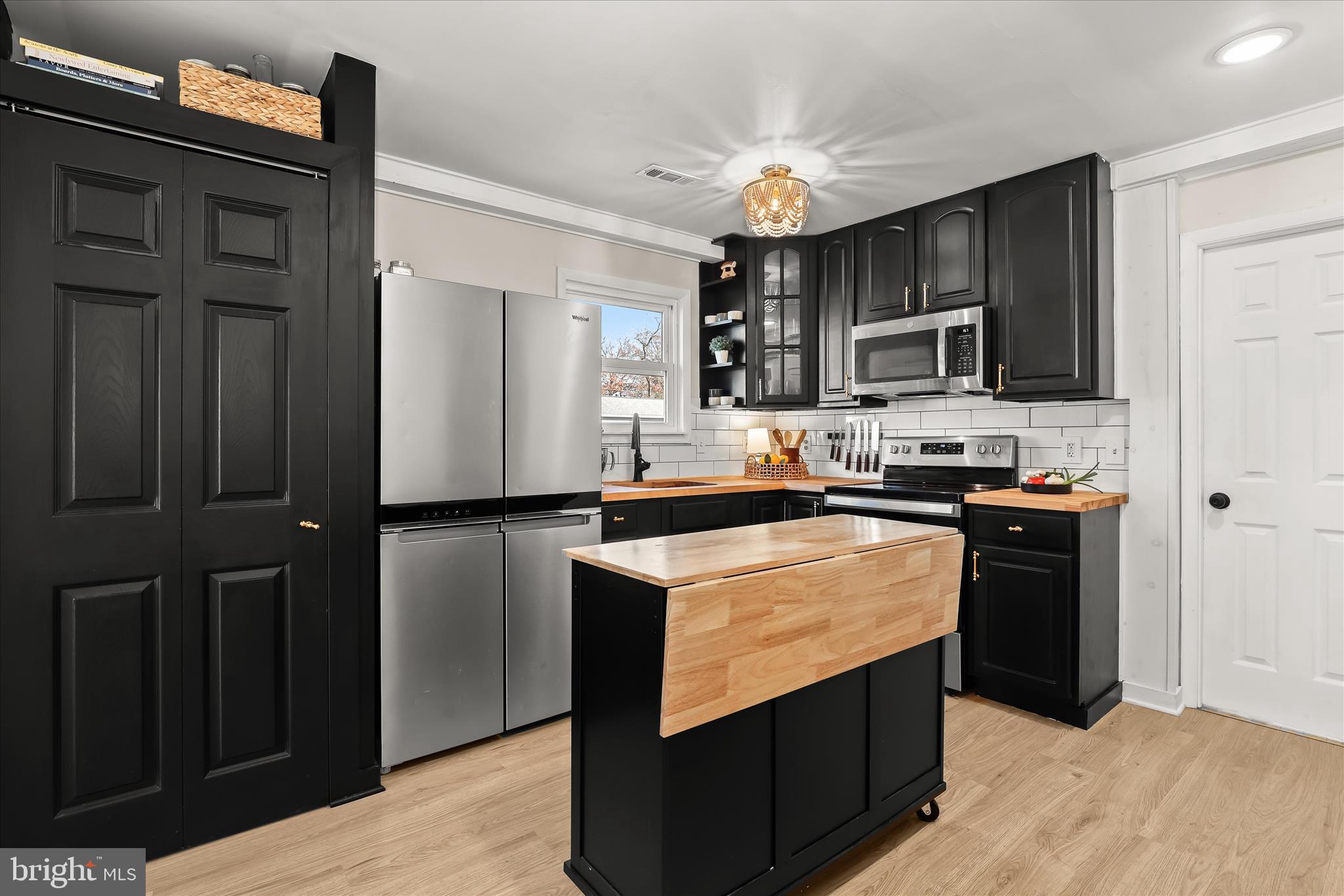 WOODLAND BEACH - Residential