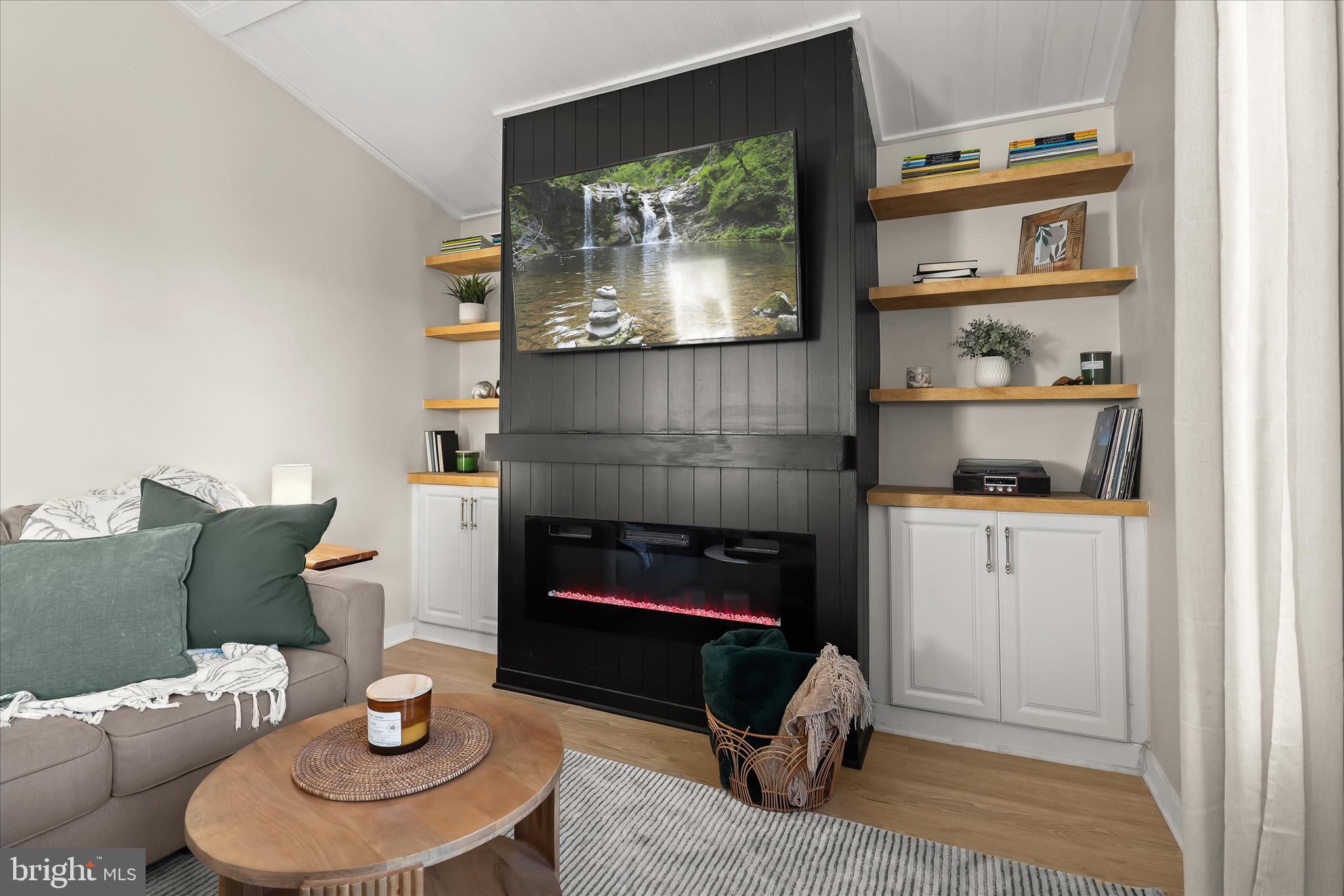 WOODLAND BEACH - Residential