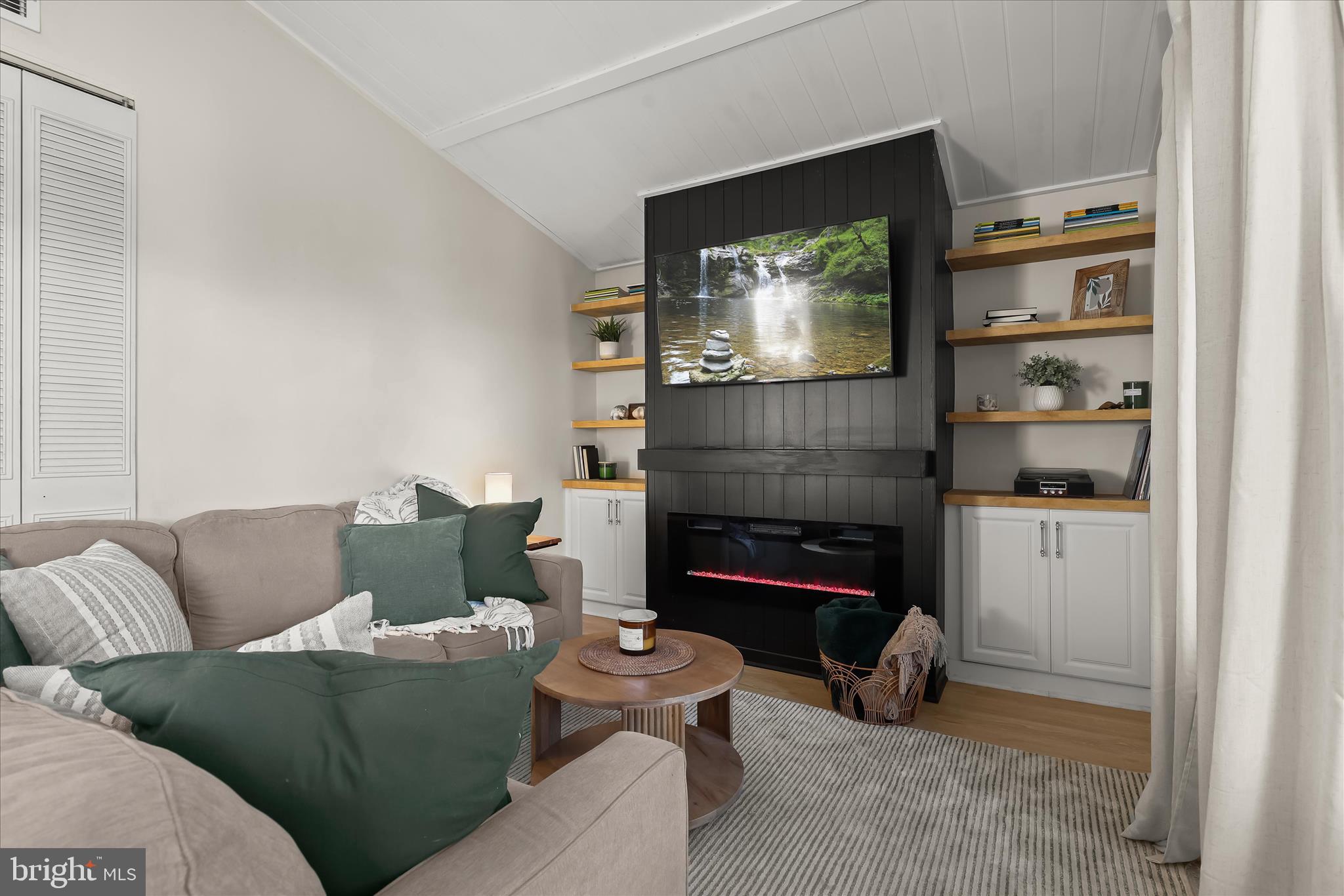 WOODLAND BEACH - Residential