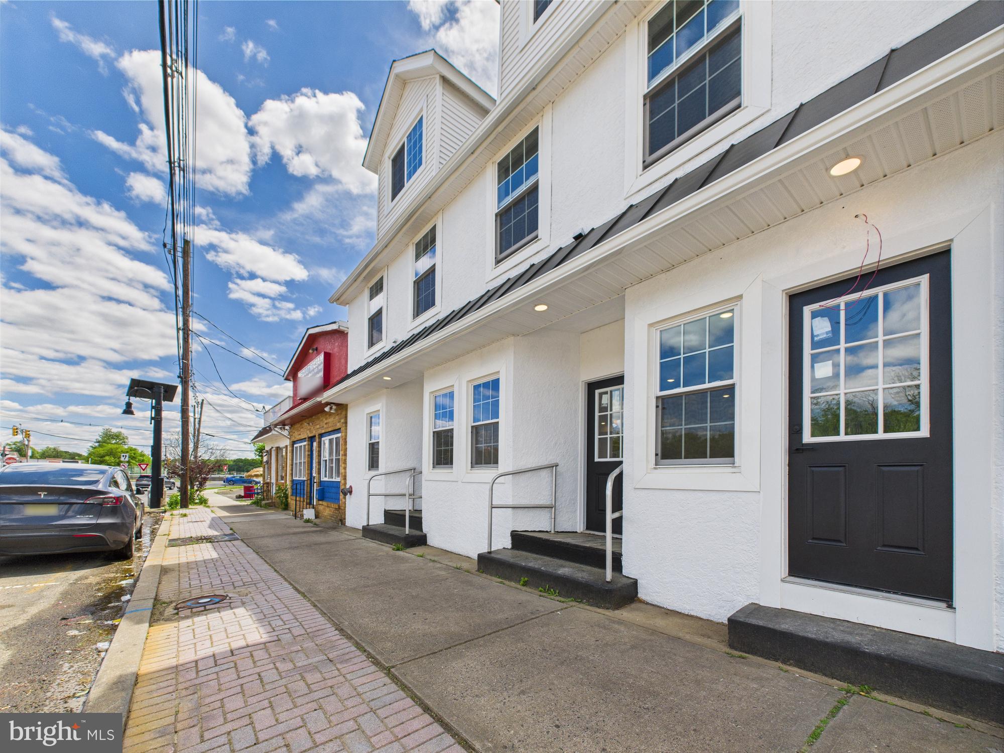 10 W RAILROAD AVENUE