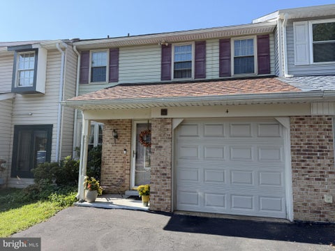 Townhouse For Sale - 4 Loggers Mill Road<br/> HORSHAM, PA 19044