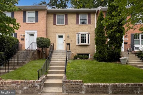 Townhouse For Sale - 4727 Exeter Street<br/> ANNANDALE, VA 22003