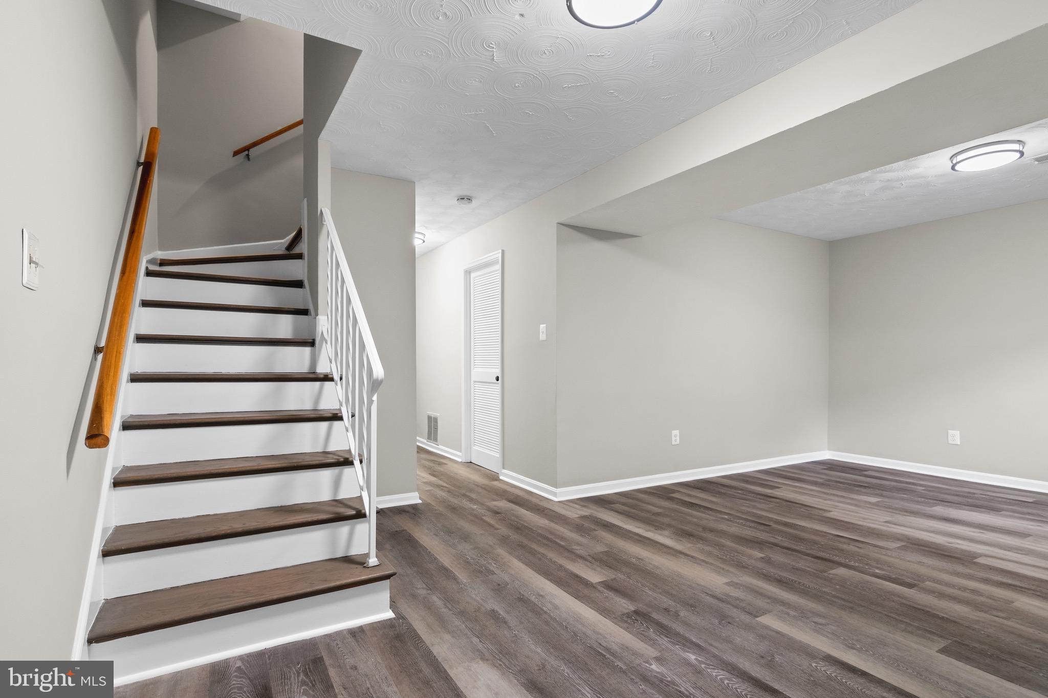 ANNANDALE ACRES - Residential