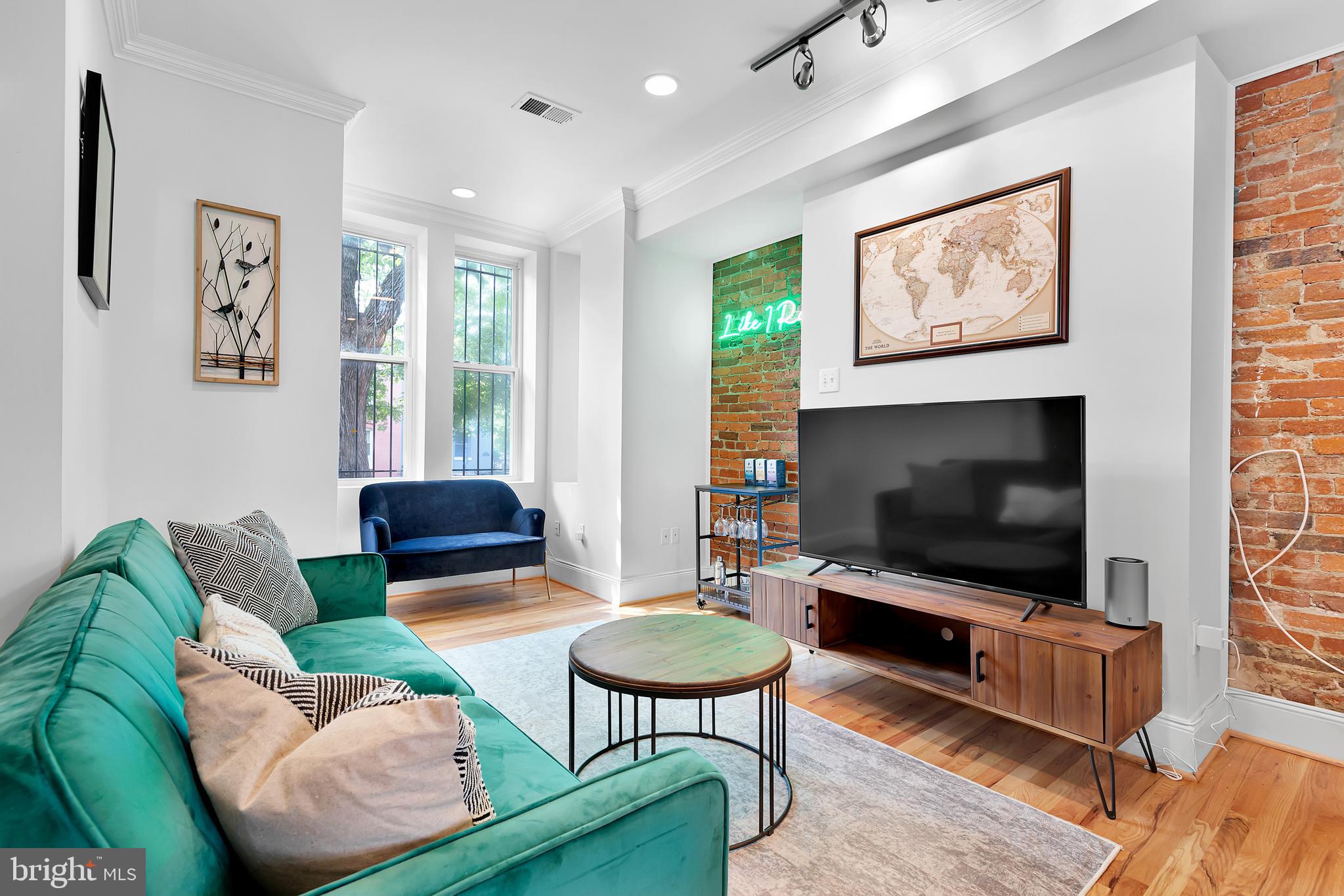 1037 5TH STREET NE
