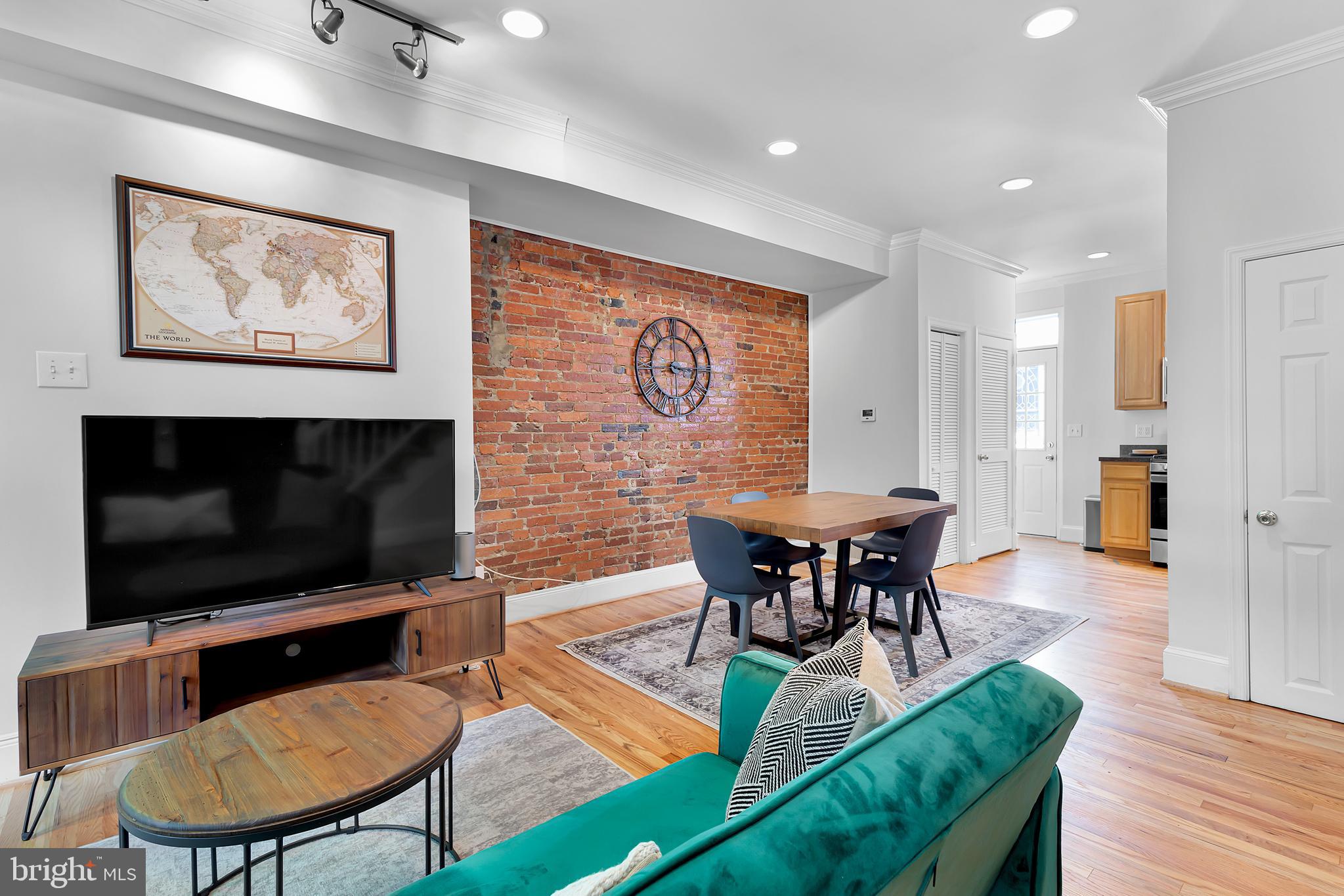 1037 5TH STREET NE