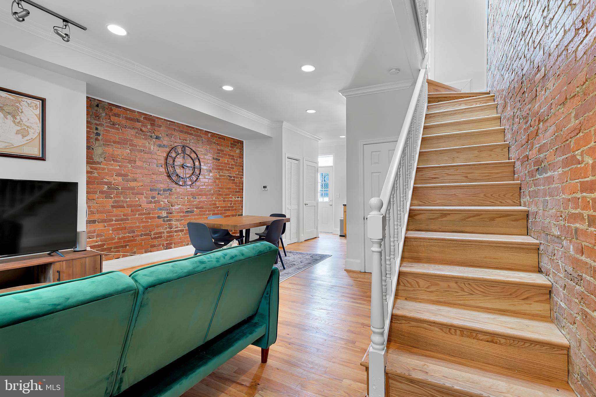 1037 5TH STREET NE