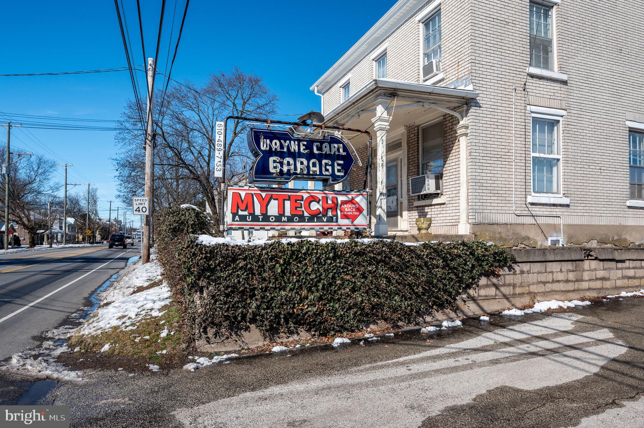 Main image without alt text