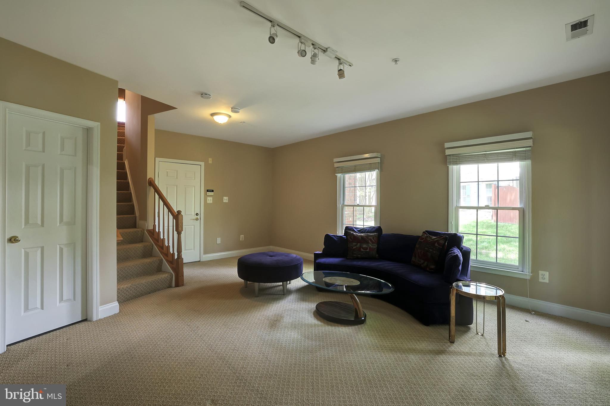 TOWER OAKS - Residential Lease