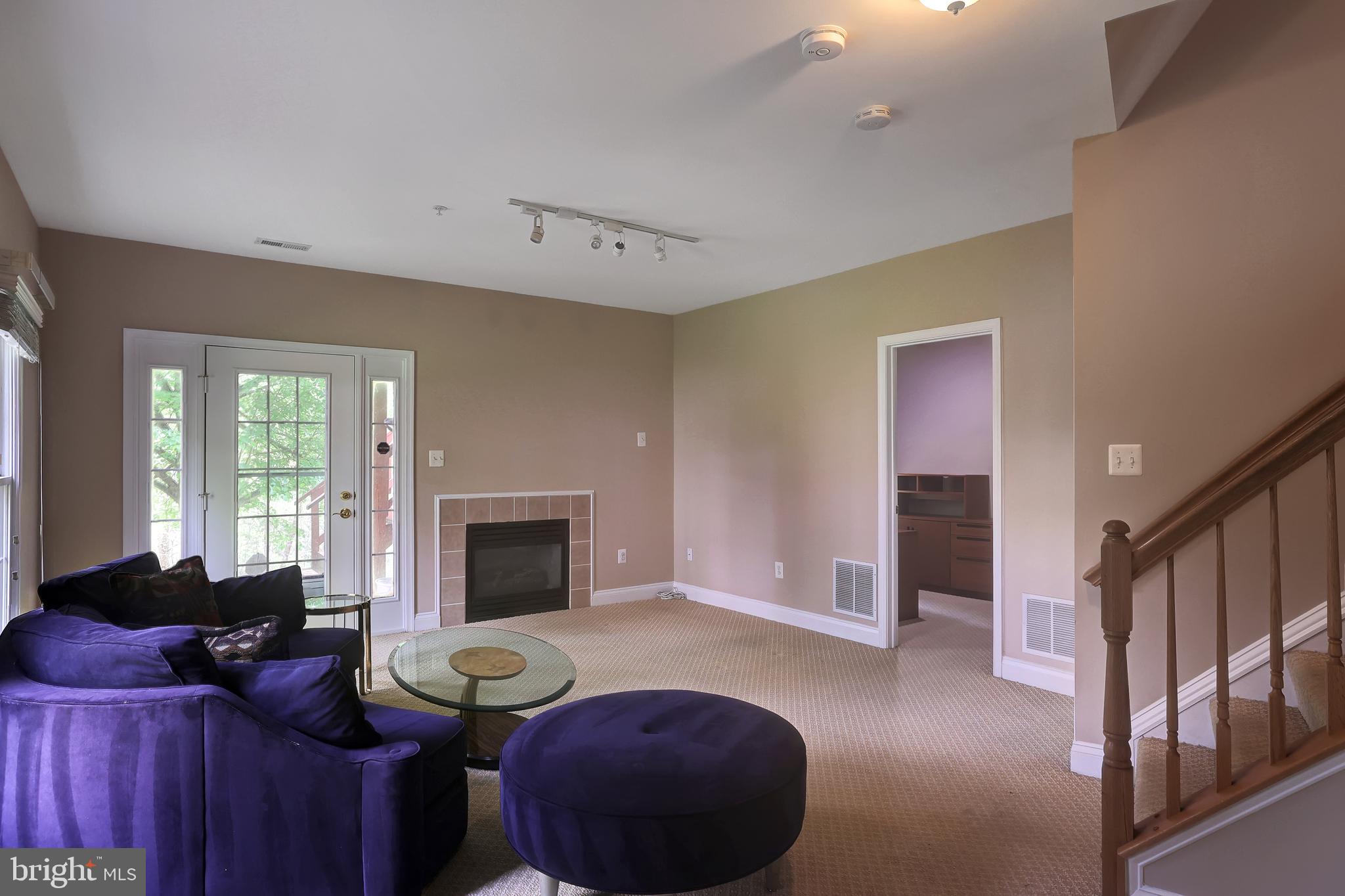 TOWER OAKS - Residential Lease