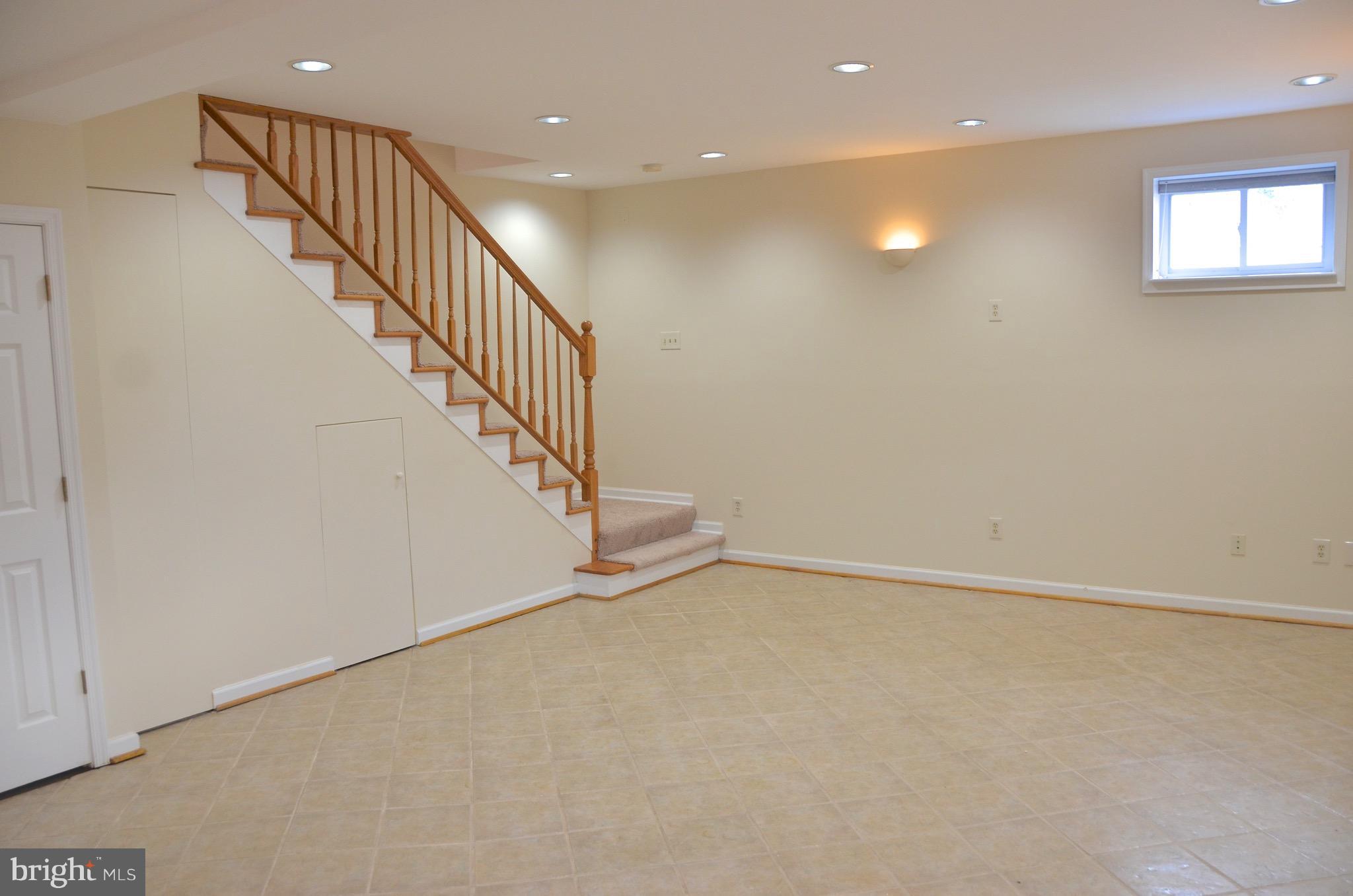 WOODLAND BEACH - Residential Lease