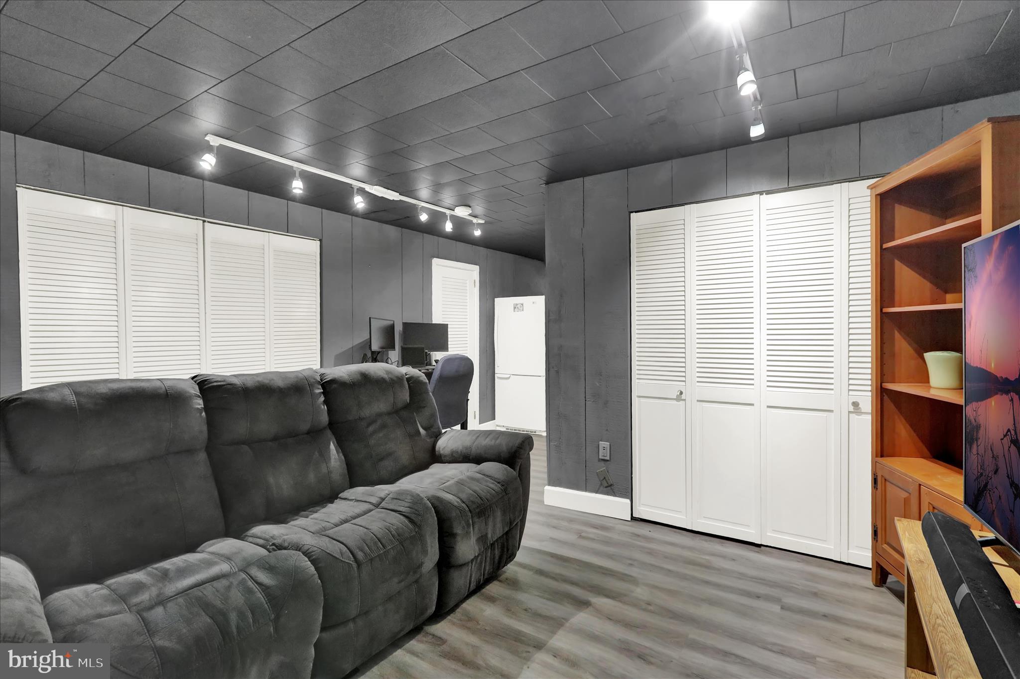 FLYING HILLS - Residential