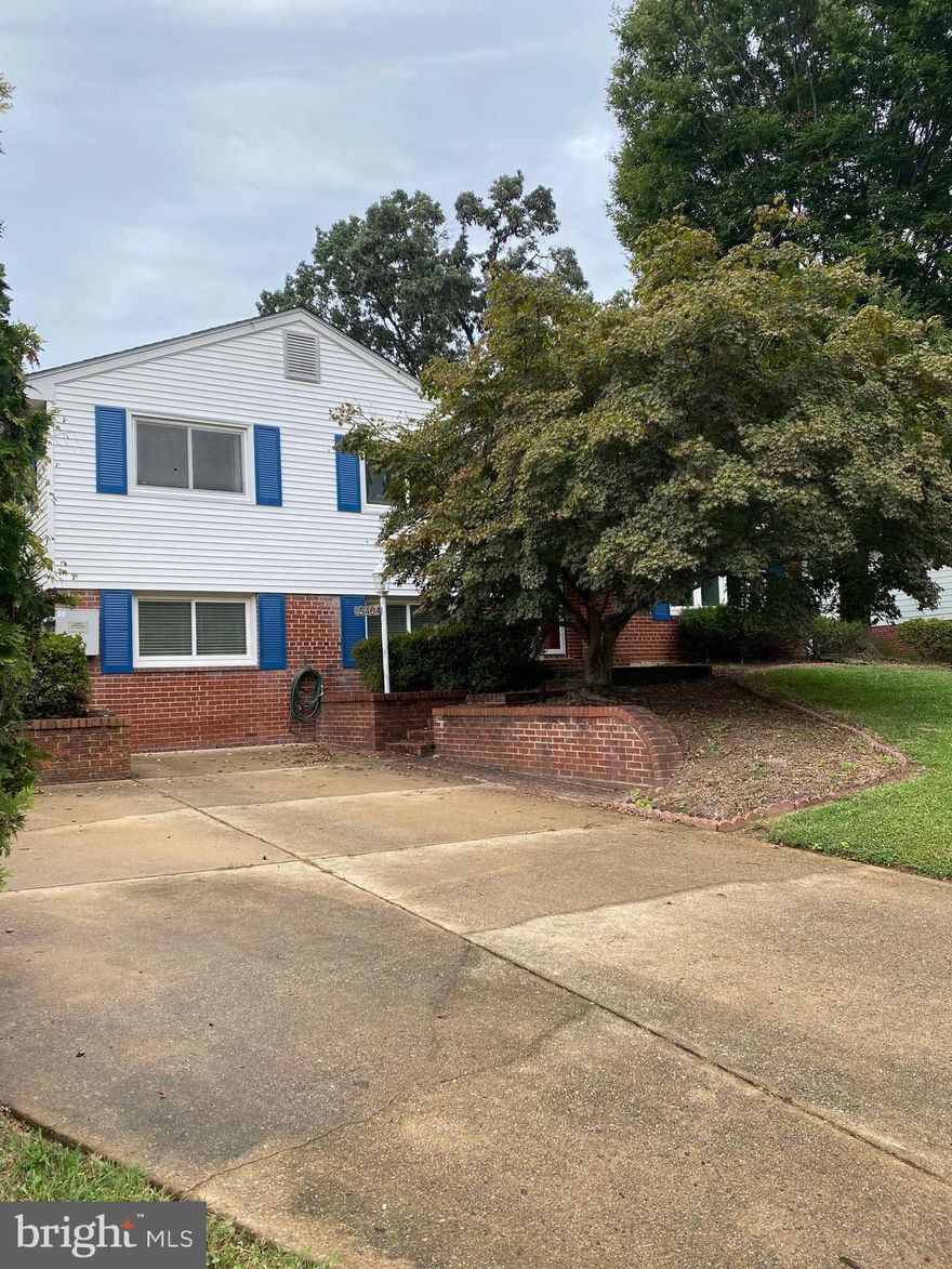 Beautiful single family house, Hardwood floors, new kitchen, newer appliances, beautiful oversized sun room, huge patio with a fully fences backyard with fresh new grass for your enjoyments and your furry friends. Backup generator. Excellent location, just right off of the 395 Edsal Rd exit, minutes to Arlington and DC. Easy access to all major roads and highways.
