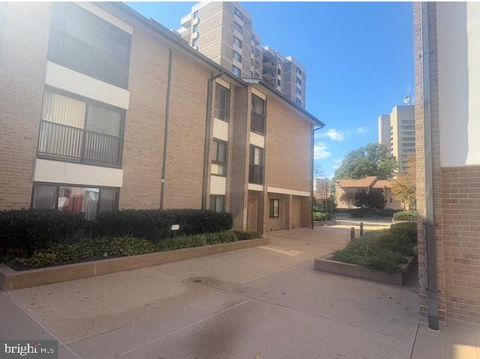 Photo of 150 Monroe Street #150-302, ROCKVILLE, MD 20850 (MLS # MDMC2206964)