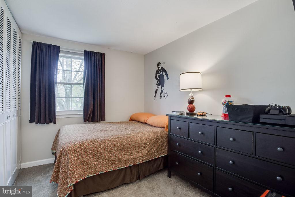 HALLFIELD MANOR - Residential