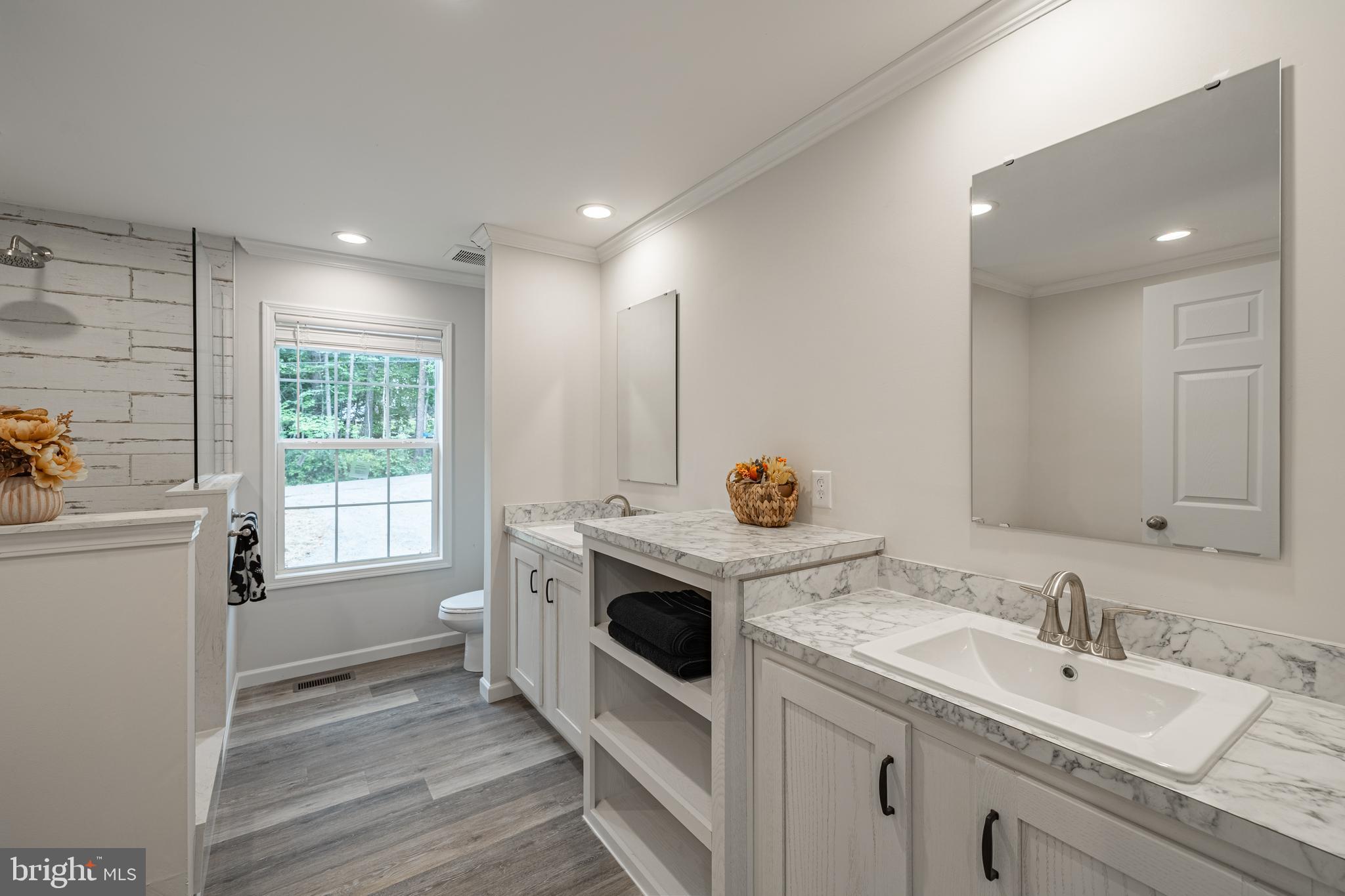 TWIN LAKES - Residential