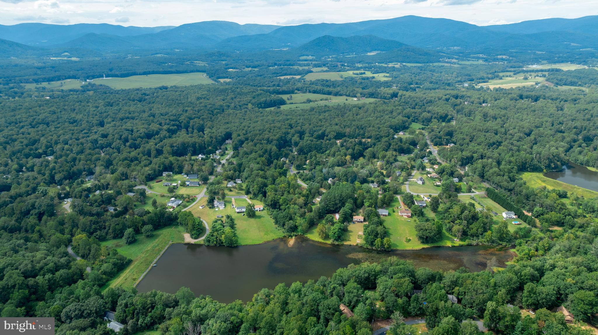 TWIN LAKES - Residential