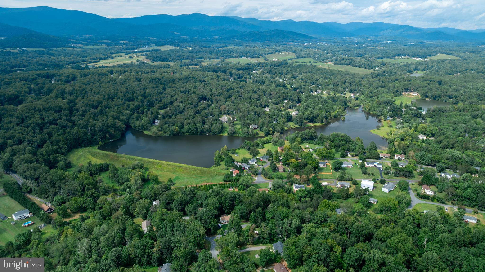 TWIN LAKES - Residential