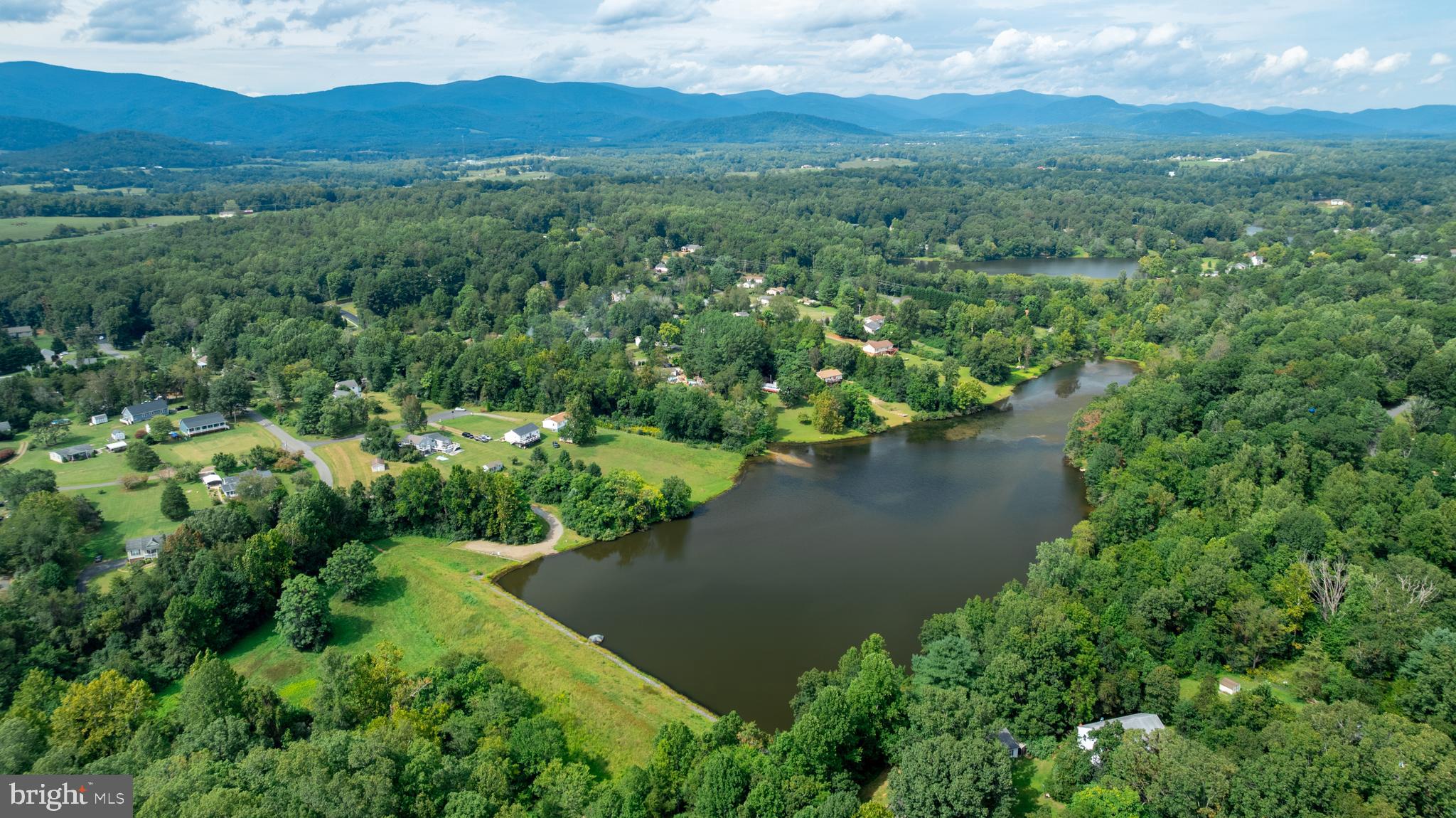 TWIN LAKES - Residential