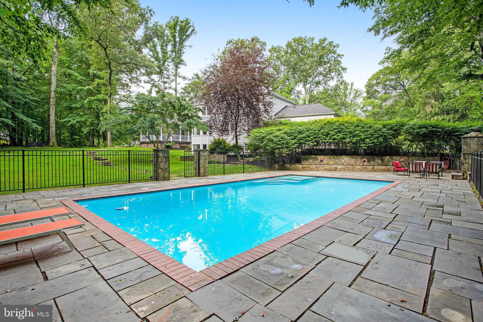 RIVERSIDE MANOR - Residential