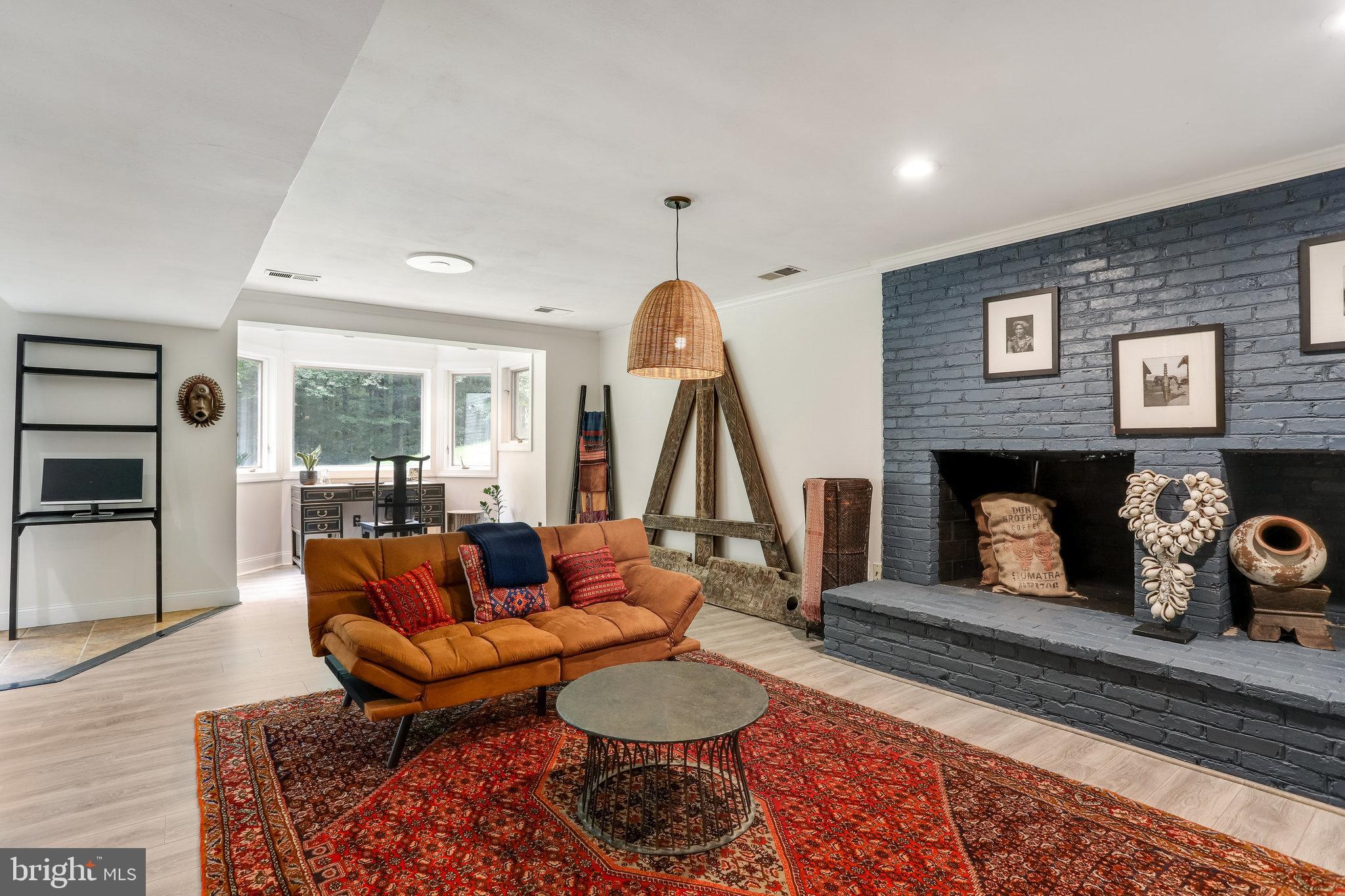 RIVERSIDE MANOR - Residential