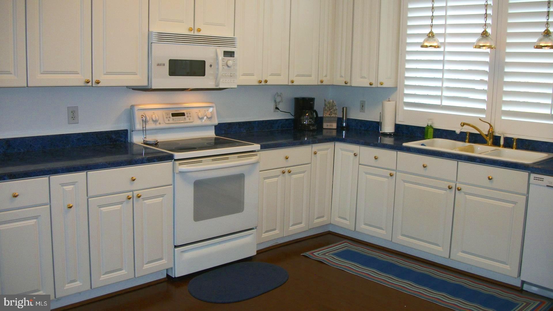 FEATHERSTONE SHORES - Residential