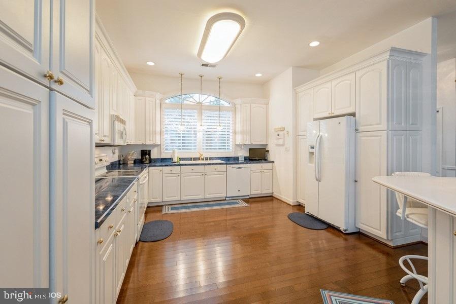 FEATHERSTONE SHORES - Residential